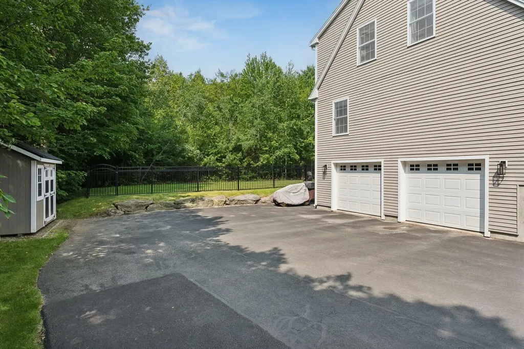 14 Jordan Circle Gray ME 04039