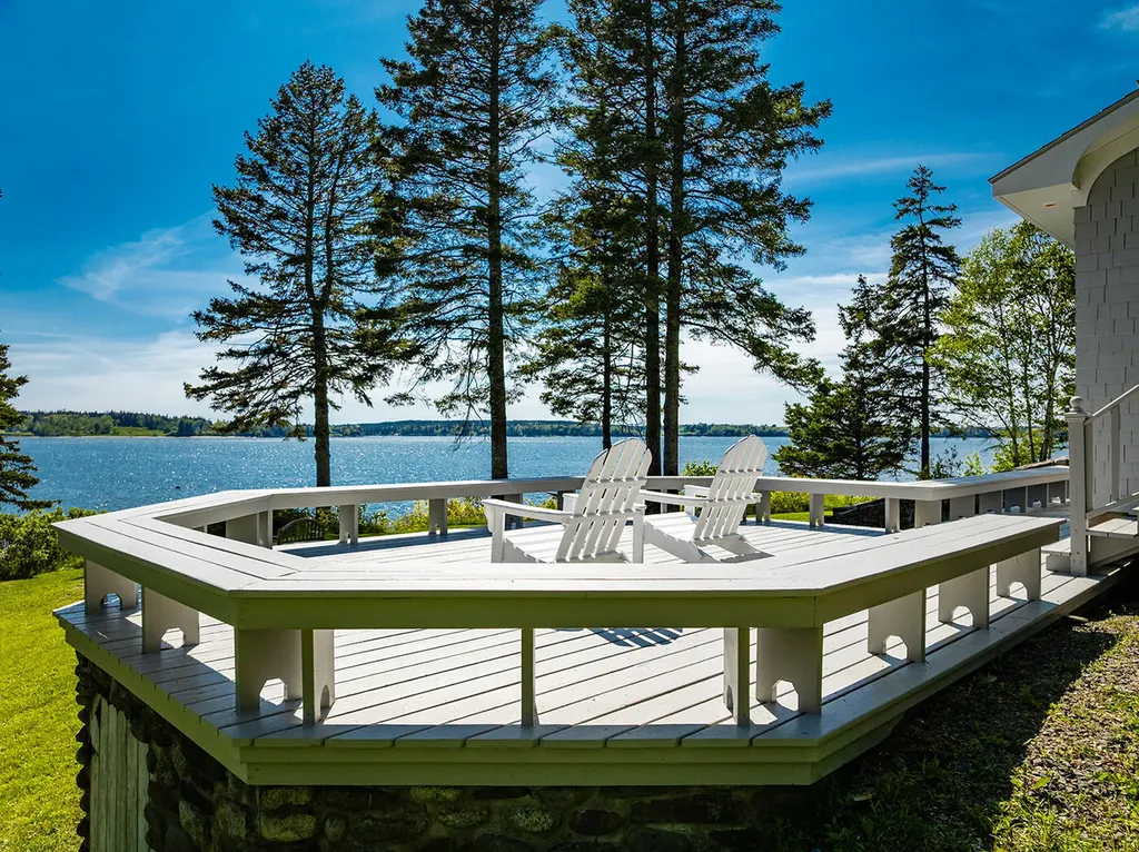 250 Davis Point Road Cushing ME 04563