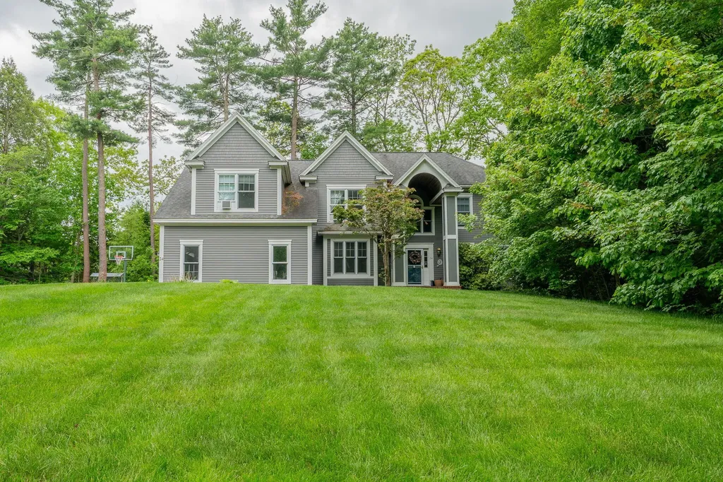 24 Surrey Lane Falmouth ME 04105