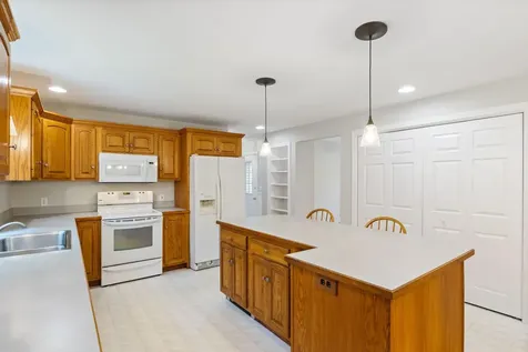 19 Lakeside Drive Falmouth ME 04105