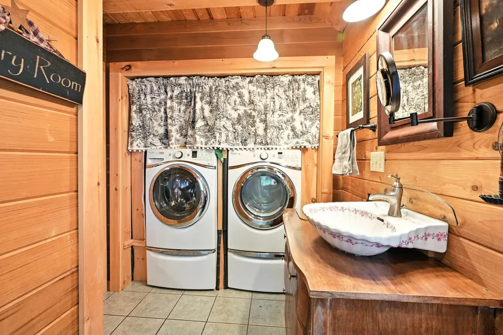 16 Brackett Road Dresden ME 04342