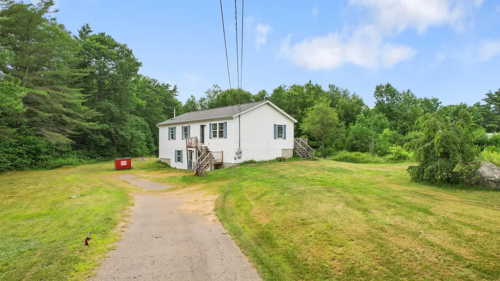 32 Barton Road Windsor ME 04363
