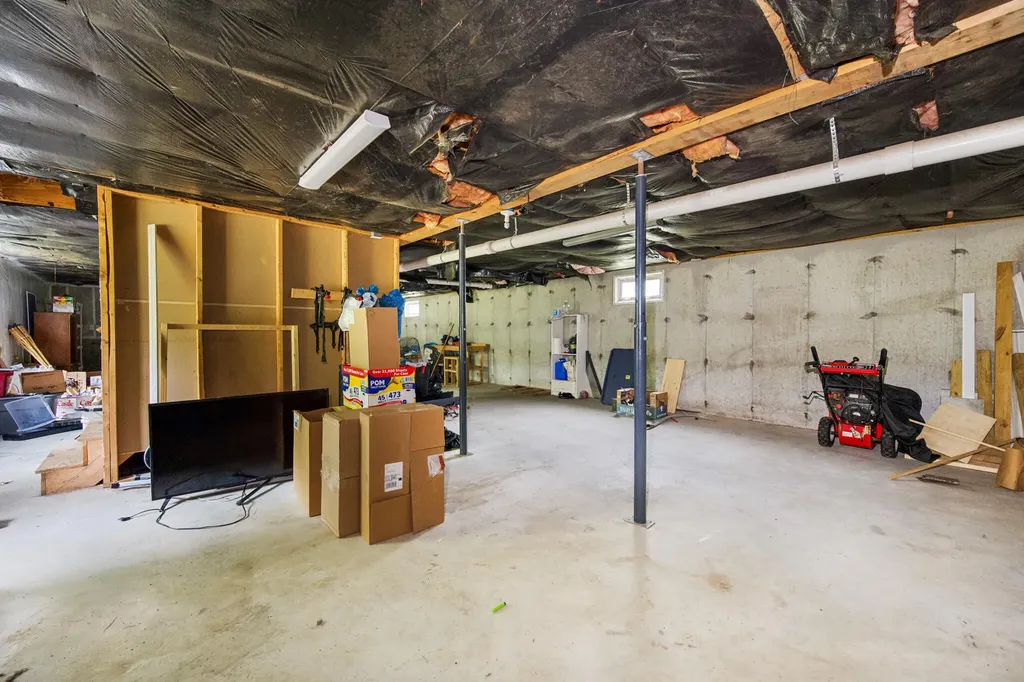 32 Barton Road Windsor ME 04363