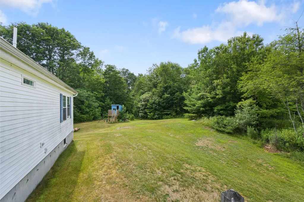 32 Barton Road Windsor ME 04363