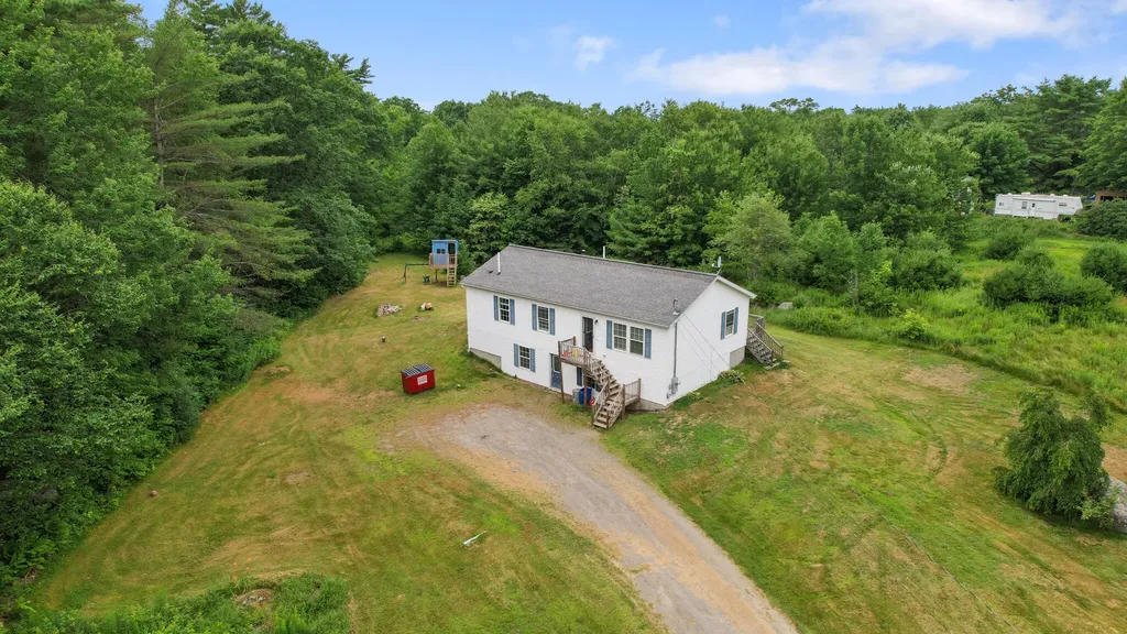 32 Barton Road Windsor ME 04363
