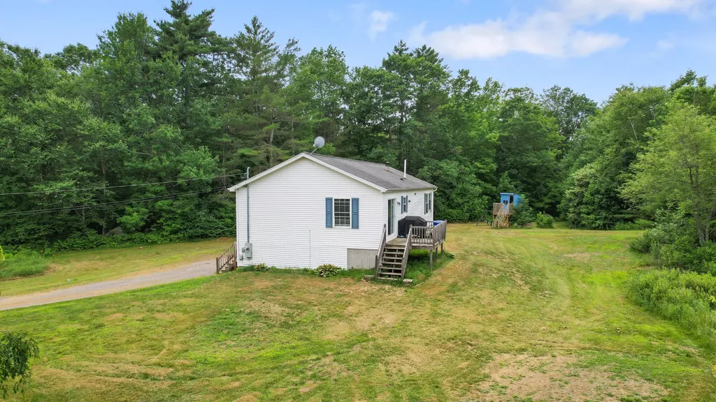 32 Barton Road Windsor ME 04363