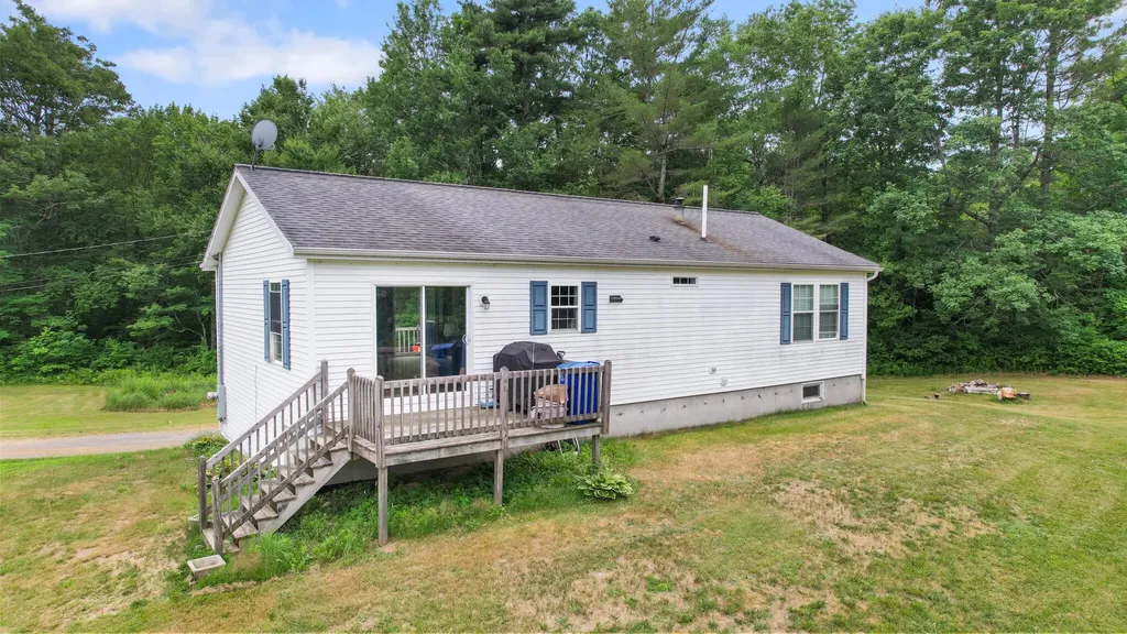 32 Barton Road Windsor ME 04363