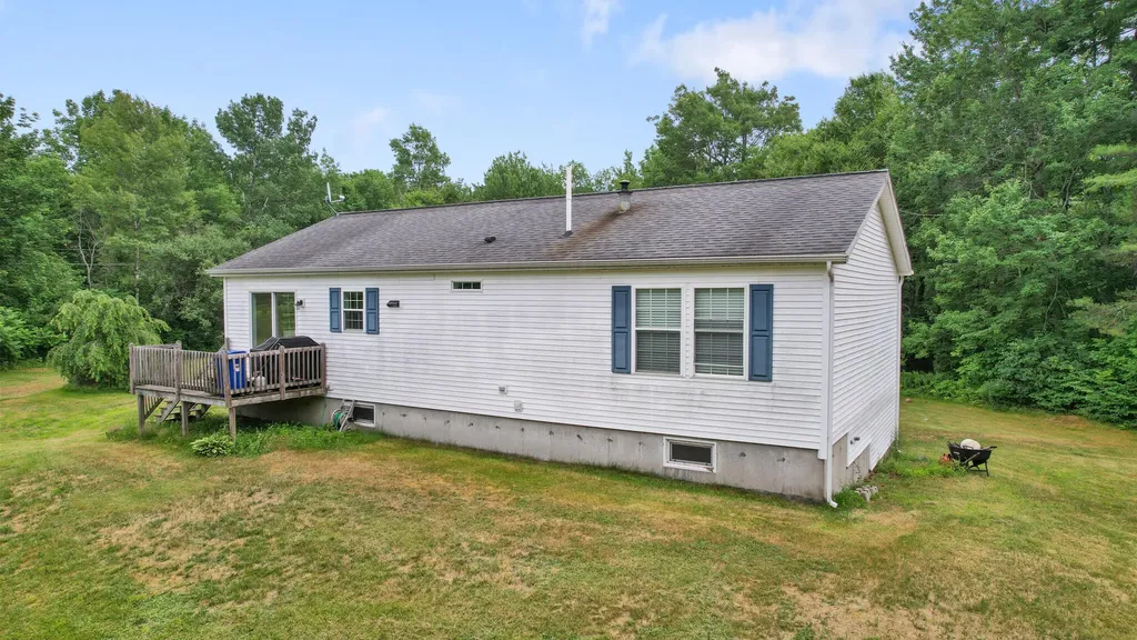 32 Barton Road Windsor ME 04363