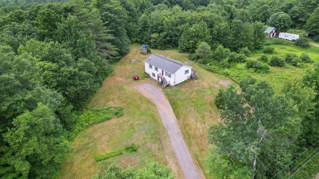 32 Barton Road Windsor ME 04363