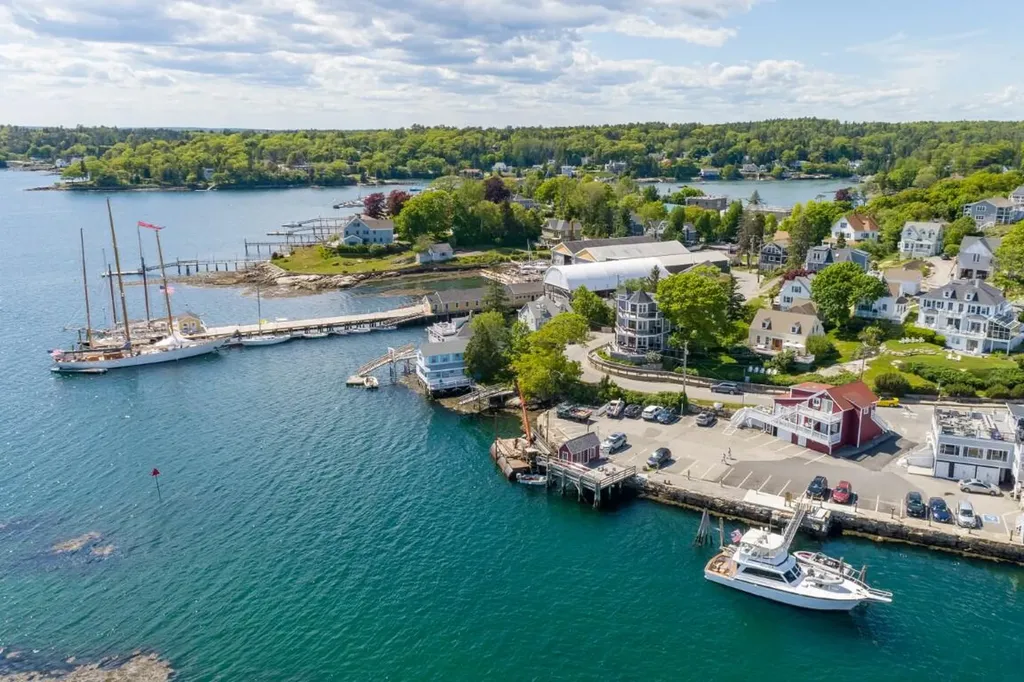 101 Commercial Street Boothbay Harbor ME 04538