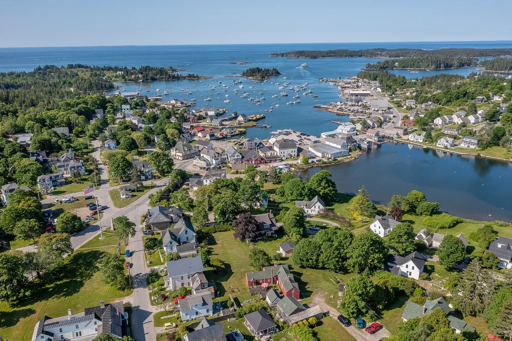 5 Chestnut Street Vinalhaven ME 04863