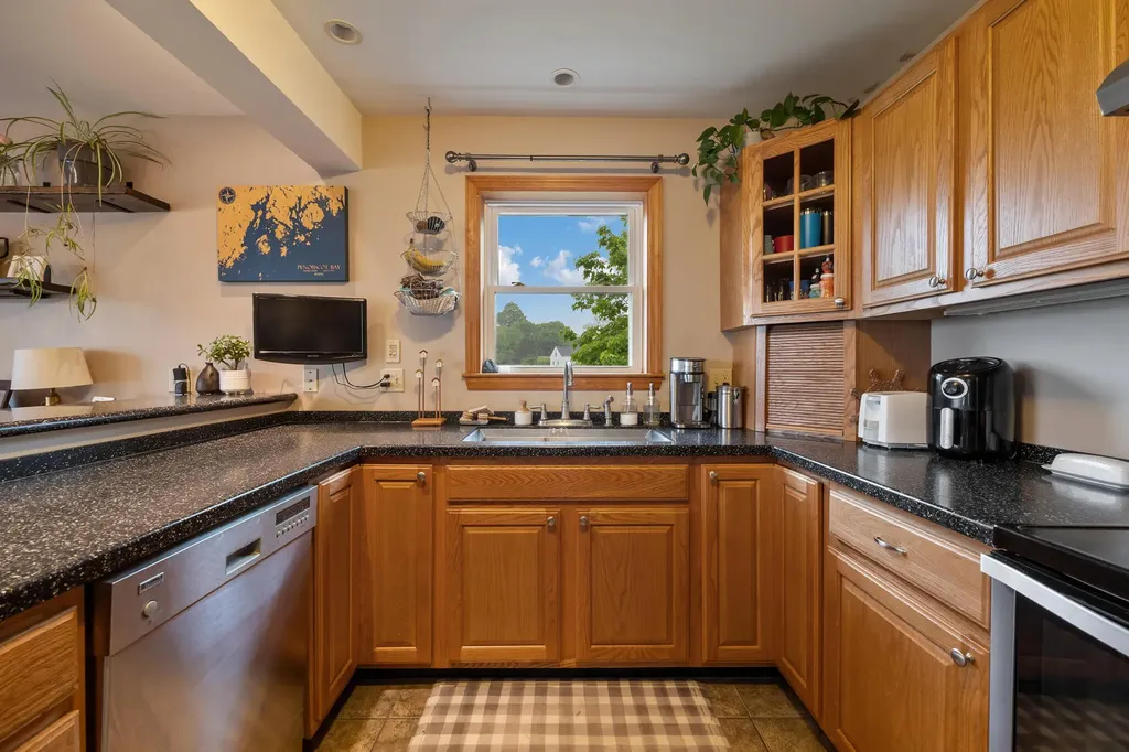 26 Elm Street South Thomaston ME 04858