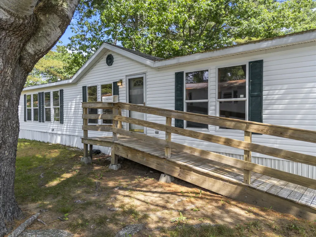 16 Larry Lane Brunswick ME 04011