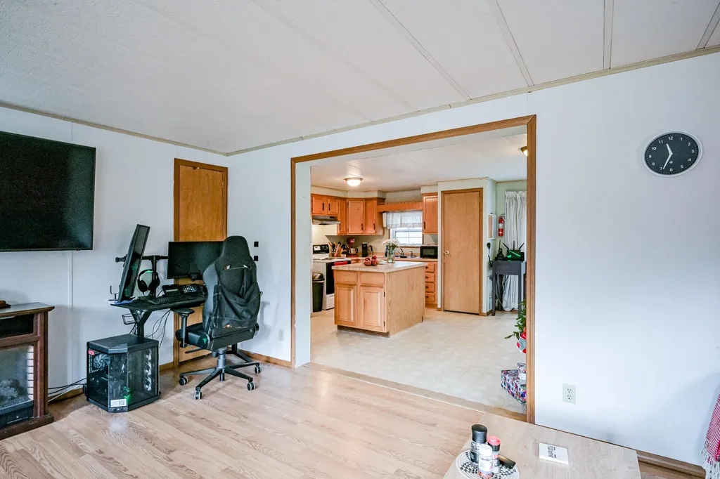 8 Bracketts Lane Bristol ME 04539