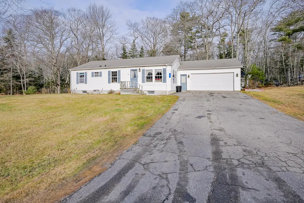 8 Bracketts Lane Bristol ME 04539