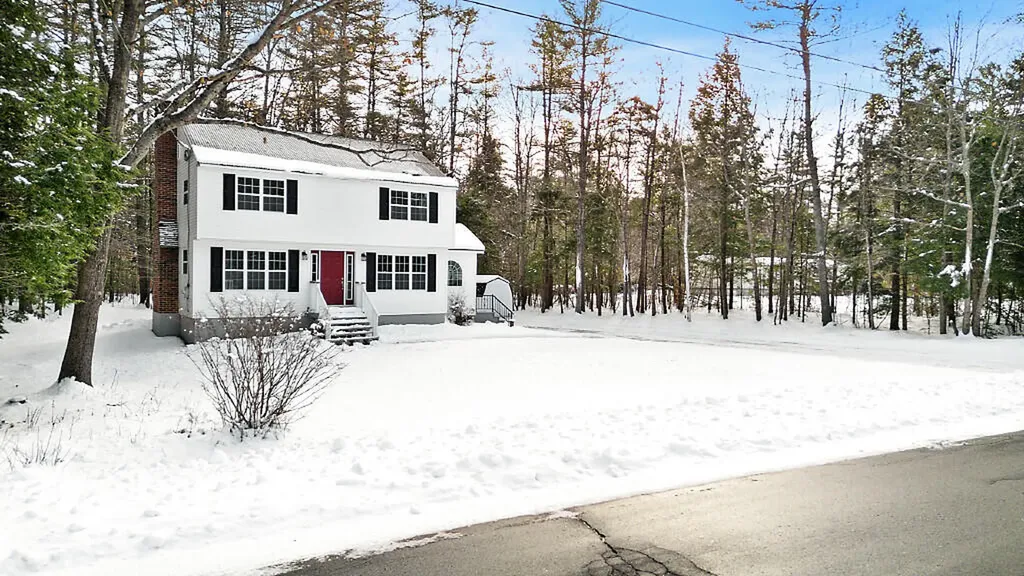 27 Common Road Dixfield ME 04224