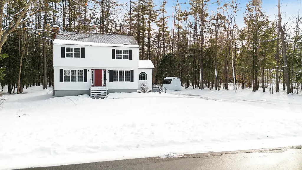 27 Common Road Dixfield ME 04224