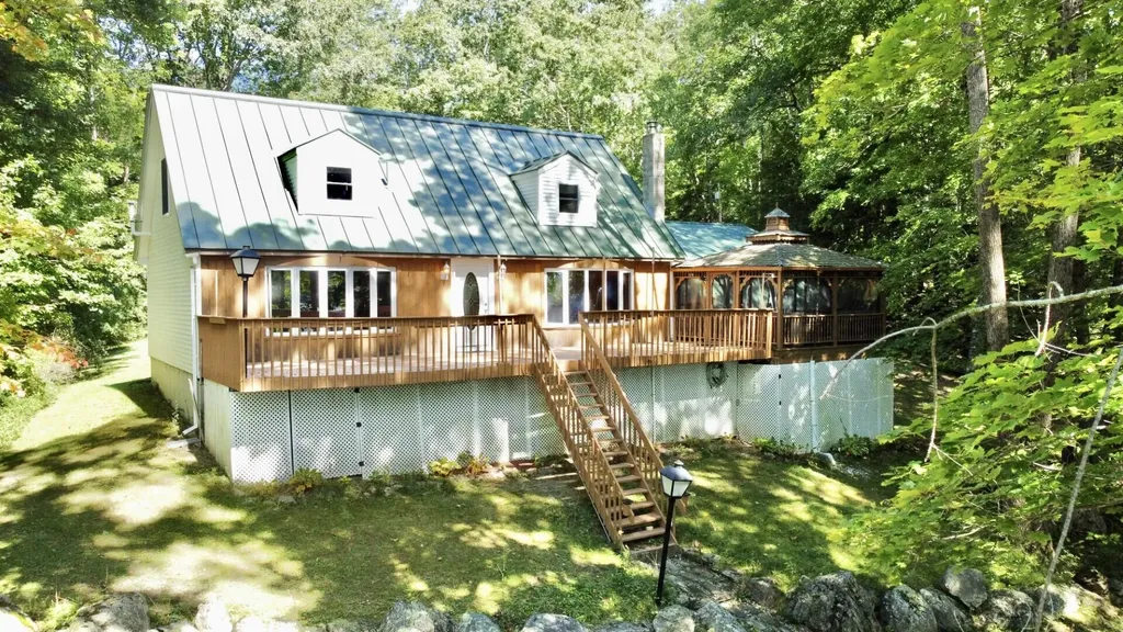 7 Glen Lane Poland ME 04274
