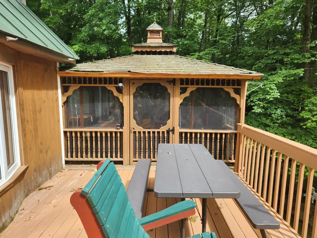 7 Glen Lane Poland ME 04274