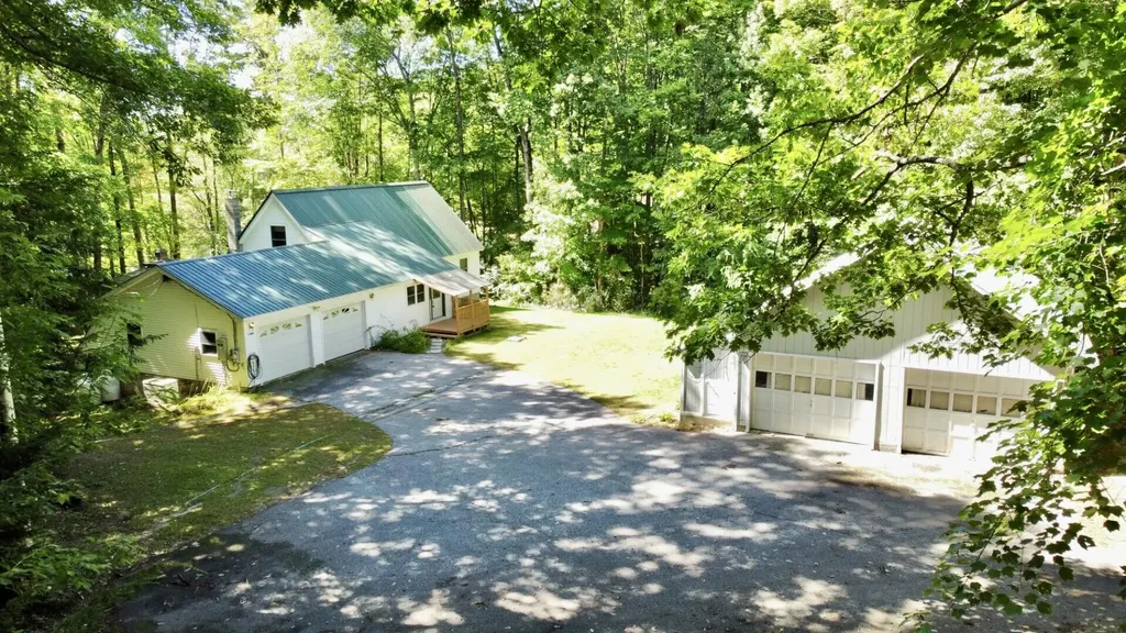 7 Glen Lane Poland ME 04274