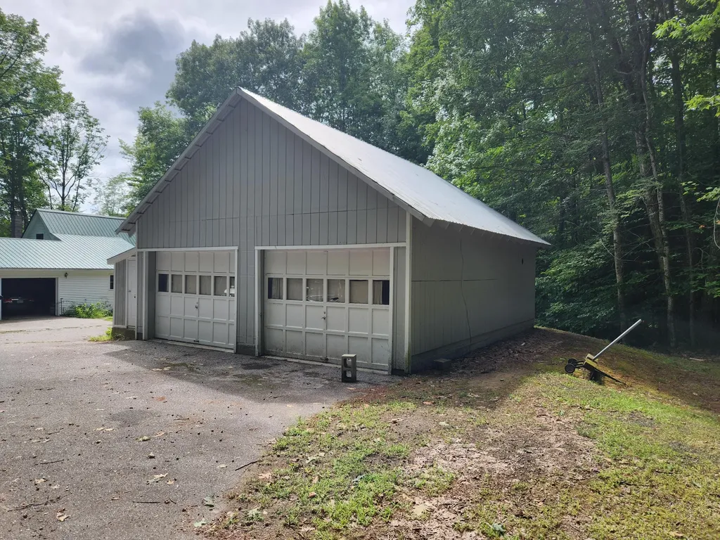 7 Glen Lane Poland ME 04274