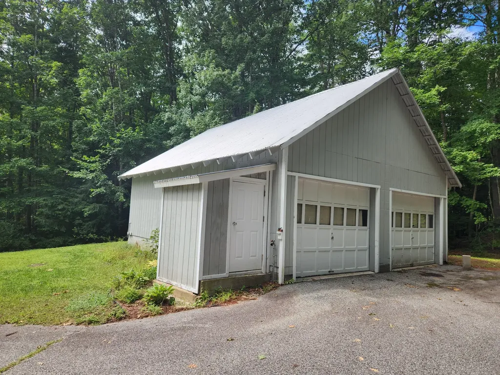 7 Glen Lane Poland ME 04274