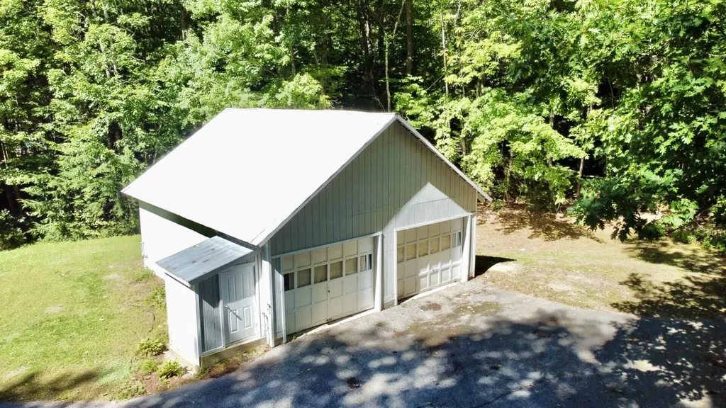 7 Glen Lane Poland ME 04274