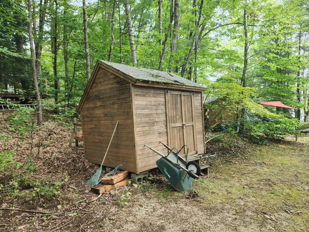 7 Glen Lane Poland ME 04274