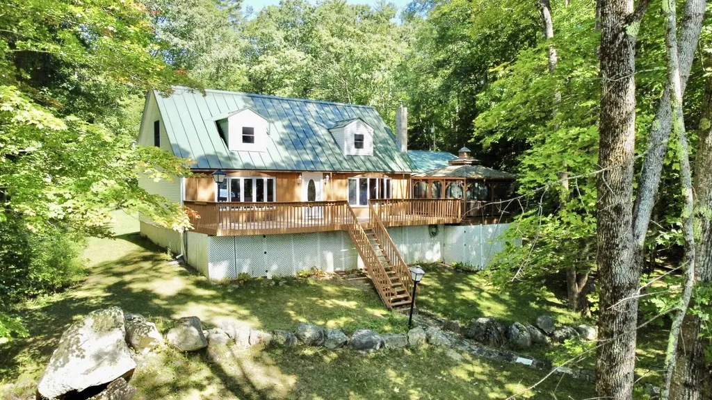 7 Glen Lane Poland ME 04274