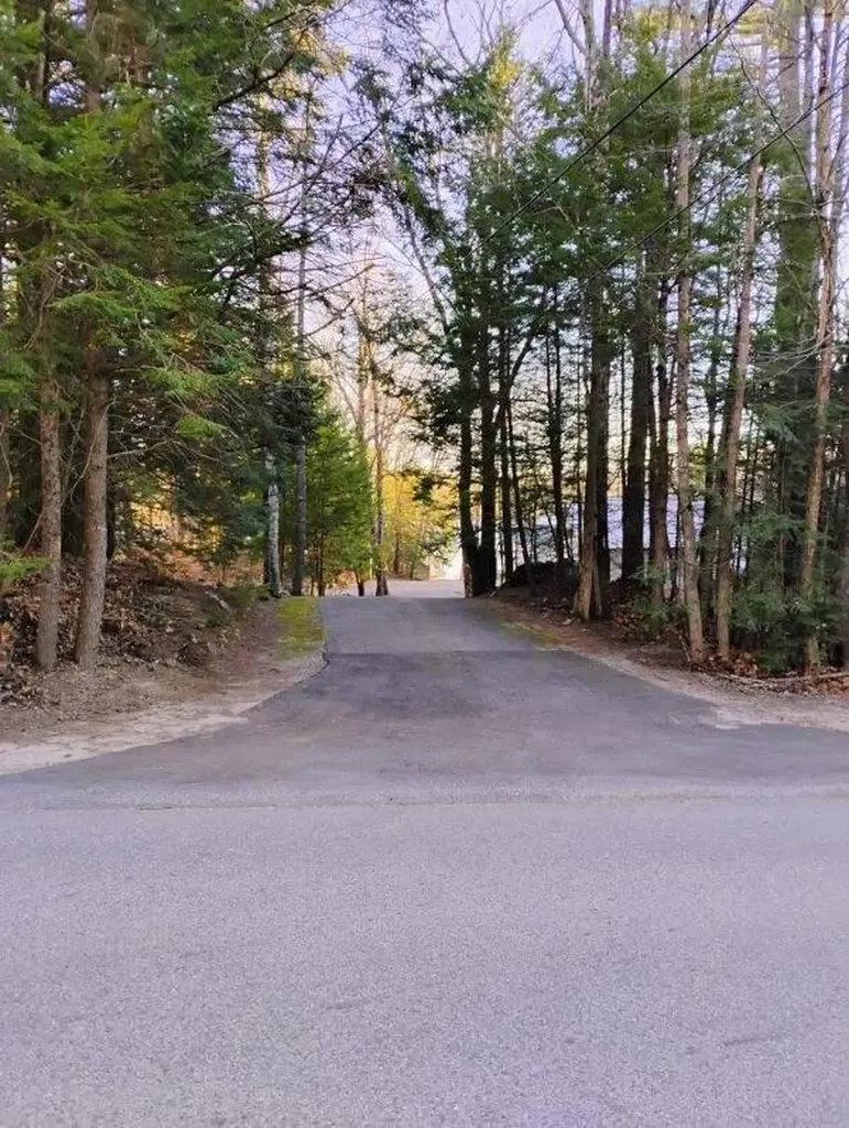 7 Glen Lane Poland ME 04274