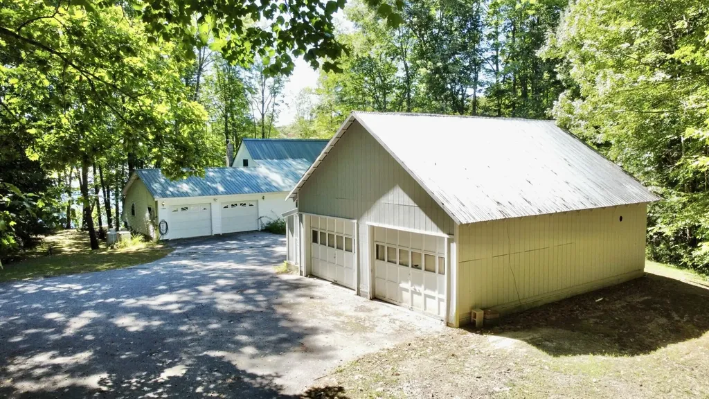 7 Glen Lane Poland ME 04274