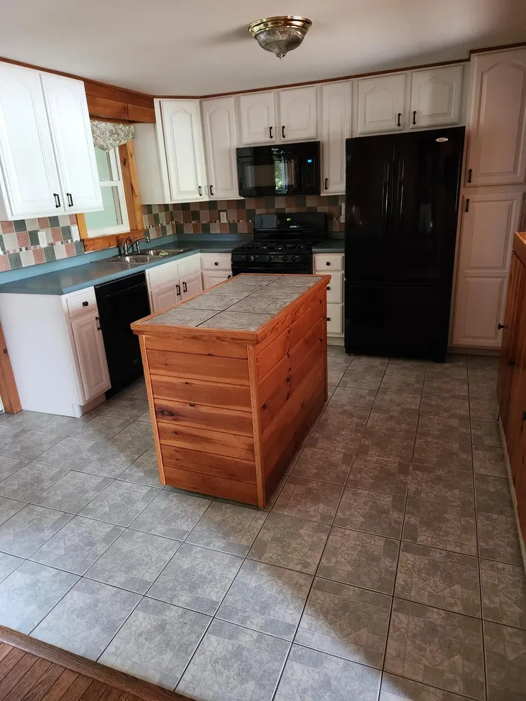 7 Glen Lane Poland ME 04274