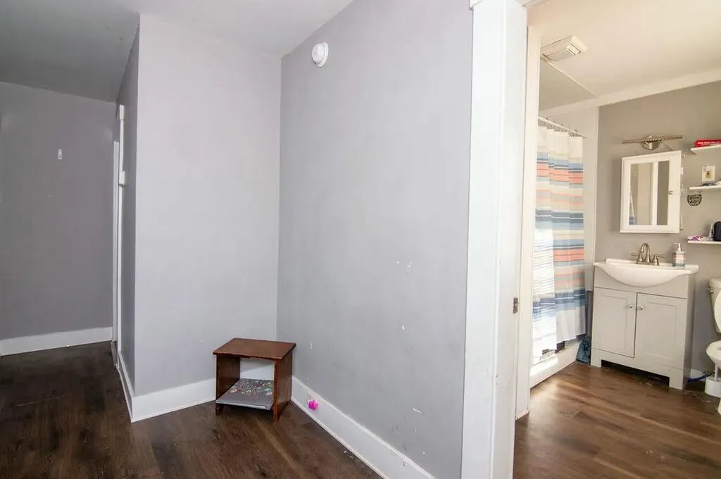 49 Nichol Street Paris ME 04281