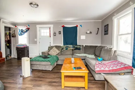 49 Nichol Street Paris ME 04281