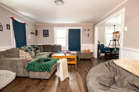 49 Nichol Street Paris ME 04281