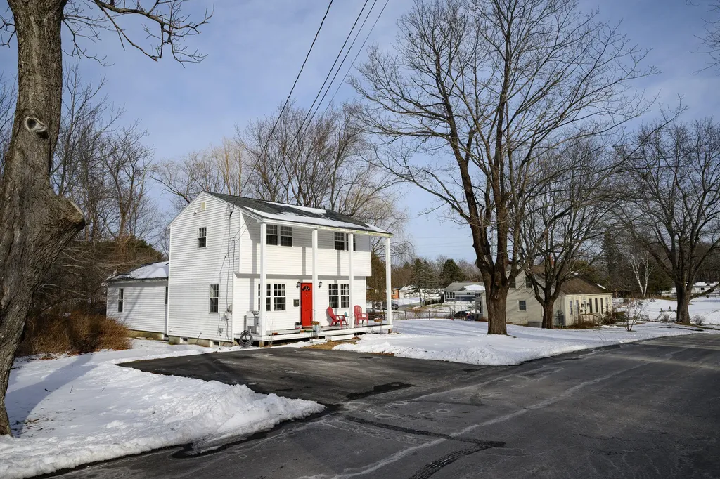 9 Walnut Street Topsham ME 04086
