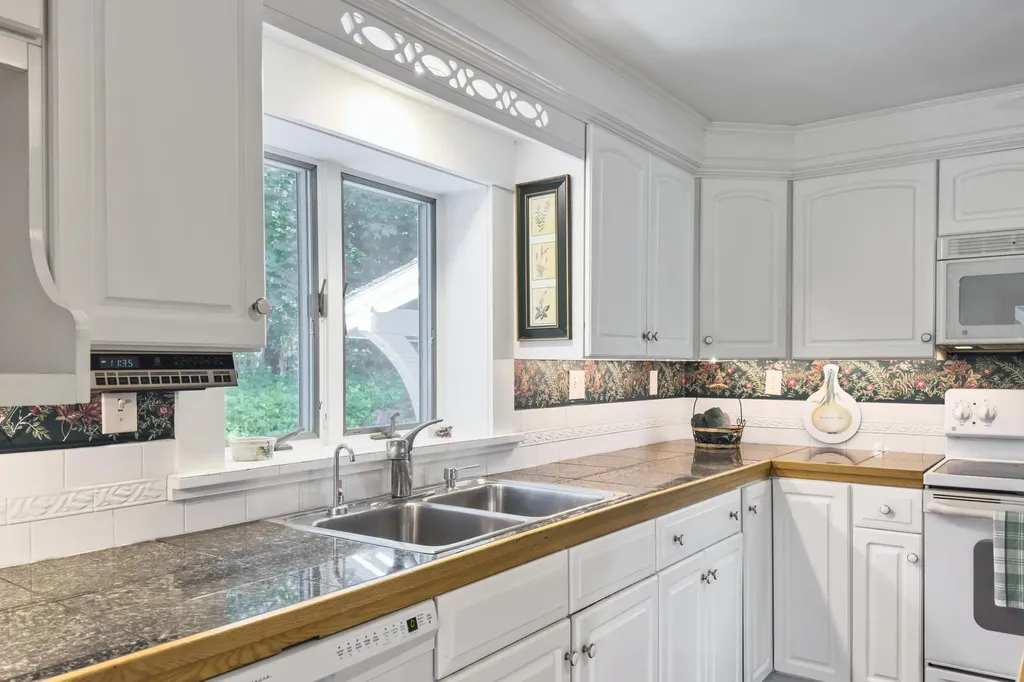 12 Deans Way Rockport ME 04856