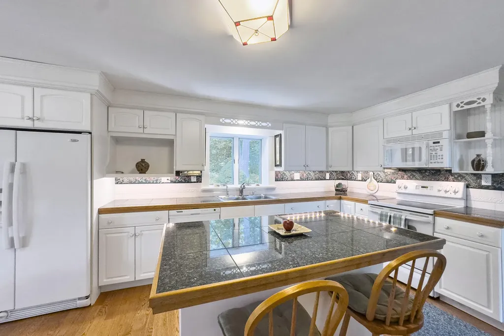 12 Deans Way Rockport ME 04856