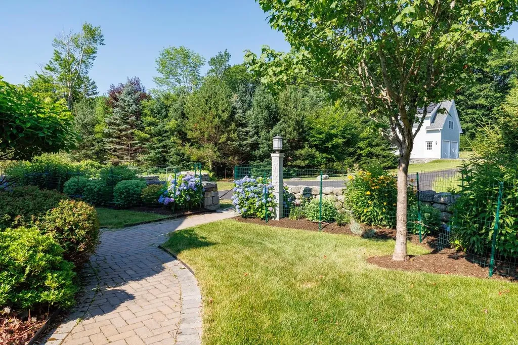 11 Goldfinch Lane Surry ME 04684