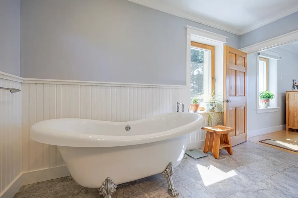 11 Goldfinch Lane Surry ME 04684