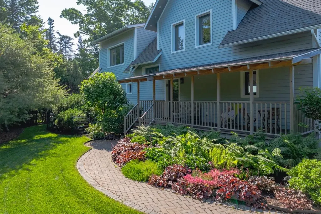 11 Goldfinch Lane Surry ME 04684