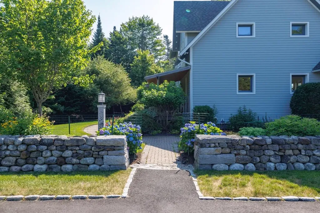 11 Goldfinch Lane Surry ME 04684