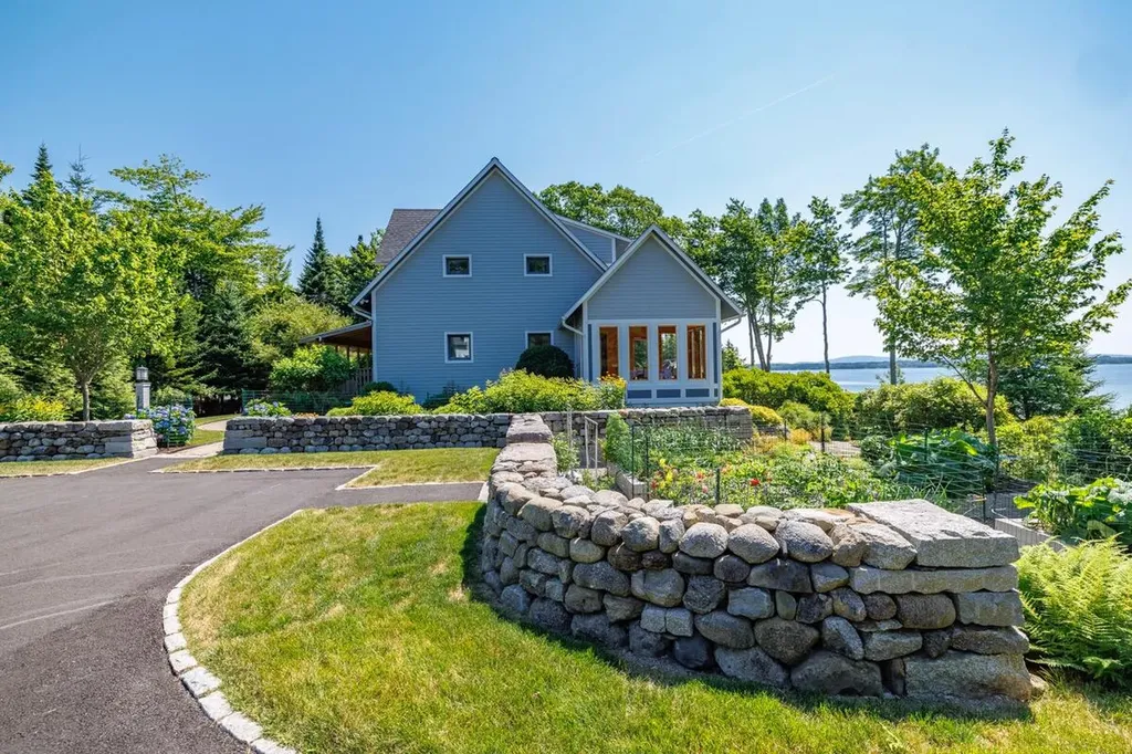 11 Goldfinch Lane Surry ME 04684