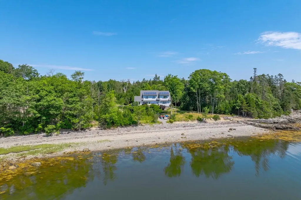 11 Goldfinch Lane Surry ME 04684