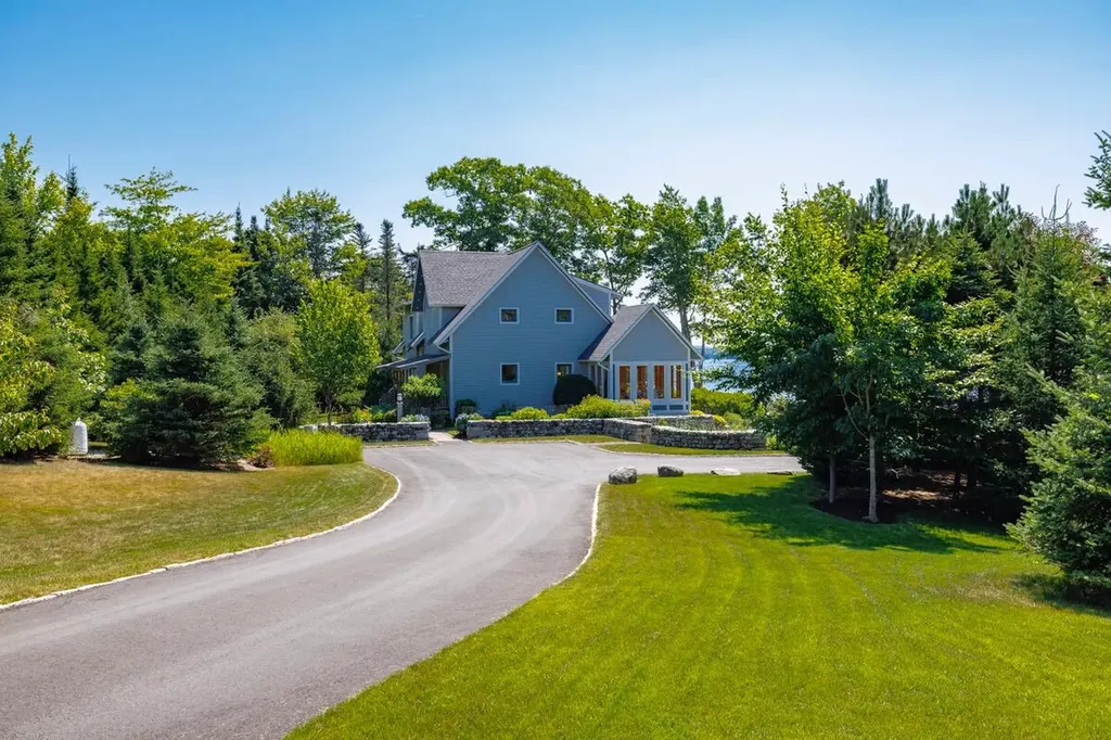 11 Goldfinch Lane Surry ME 04684
