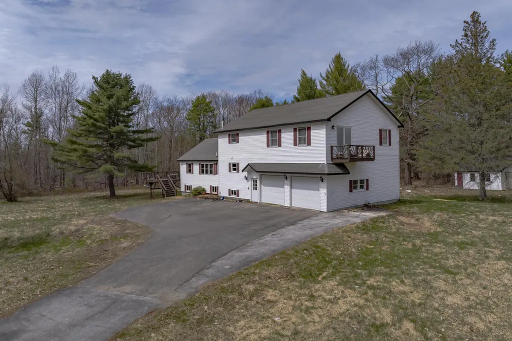 20 Lakeman Lane Eddington ME 04428