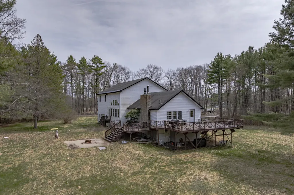 20 Lakeman Lane Eddington ME 04428