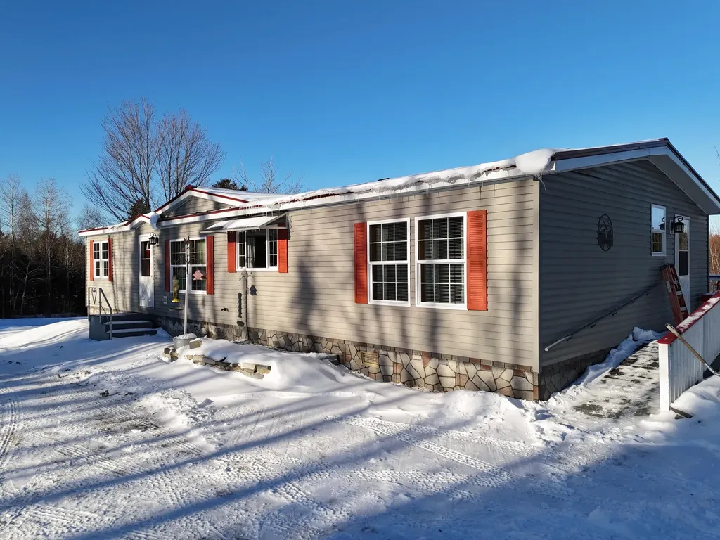 10 Twin Pond Lane China ME 04358