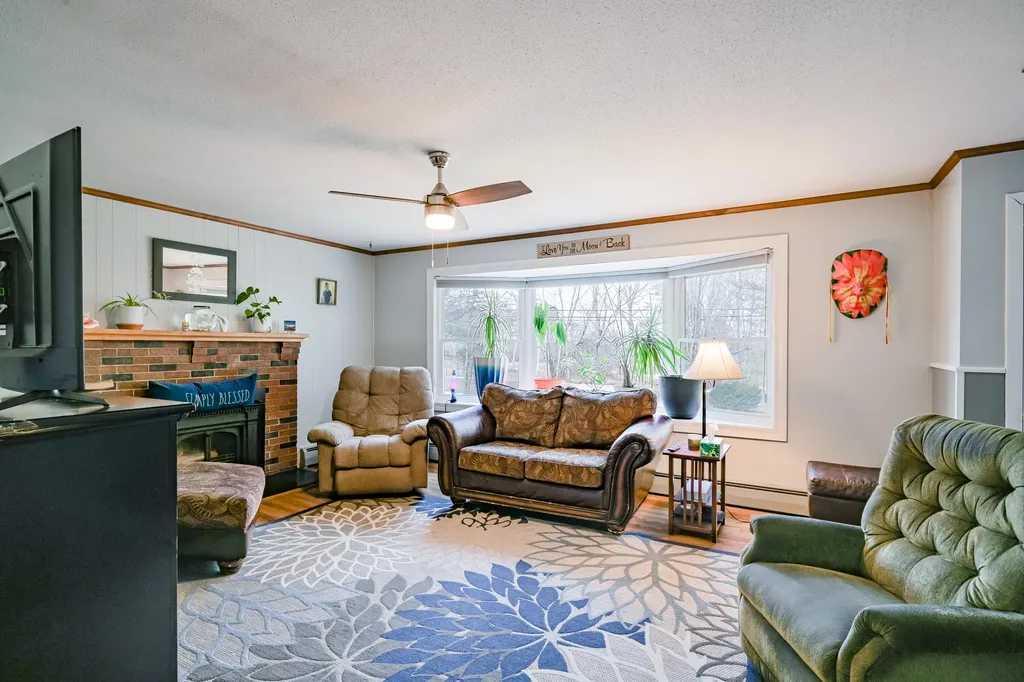 713 Gardiner Road Wiscasset ME 04578
