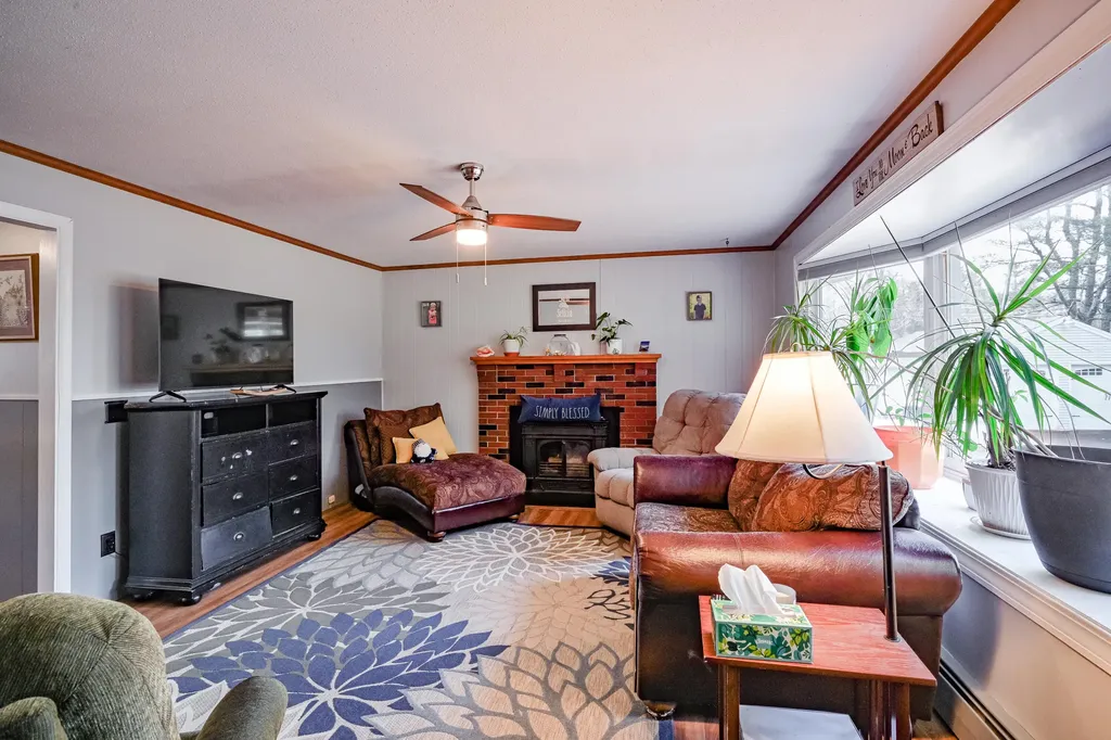 713 Gardiner Road Wiscasset ME 04578